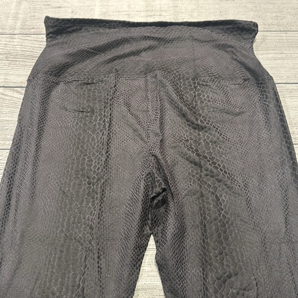 Women’s Yummie Tummie Lydia Faux Python gray leggings size XL NWT - Picture 13 of 14